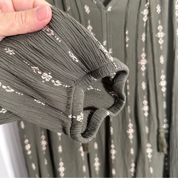 Sonoma sz L tunic top, green/white, crinkle fabric, v-neck, fall, casual - Picture 3 of 9